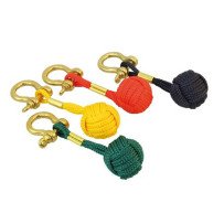Schlüsselanhänger Affenfaust mit Messing-Schäkel, farbmix